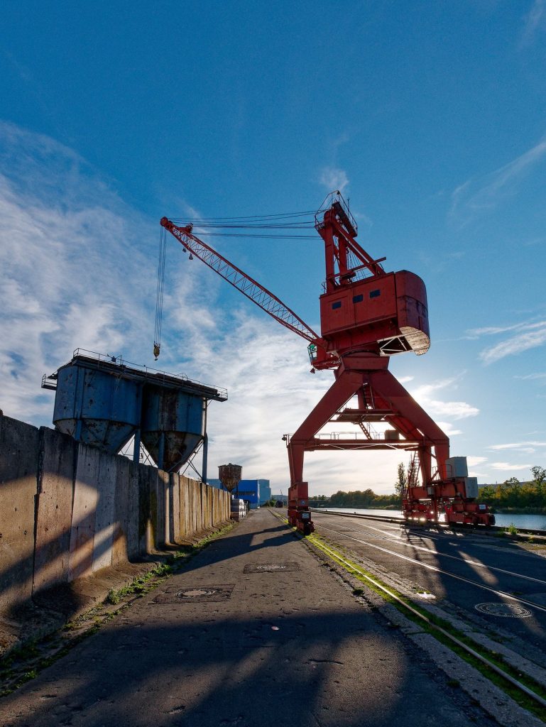rail crane moves load